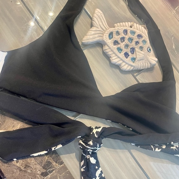 NWOT Robin Piccone reversible black print bikini top - Picture 4 of 9